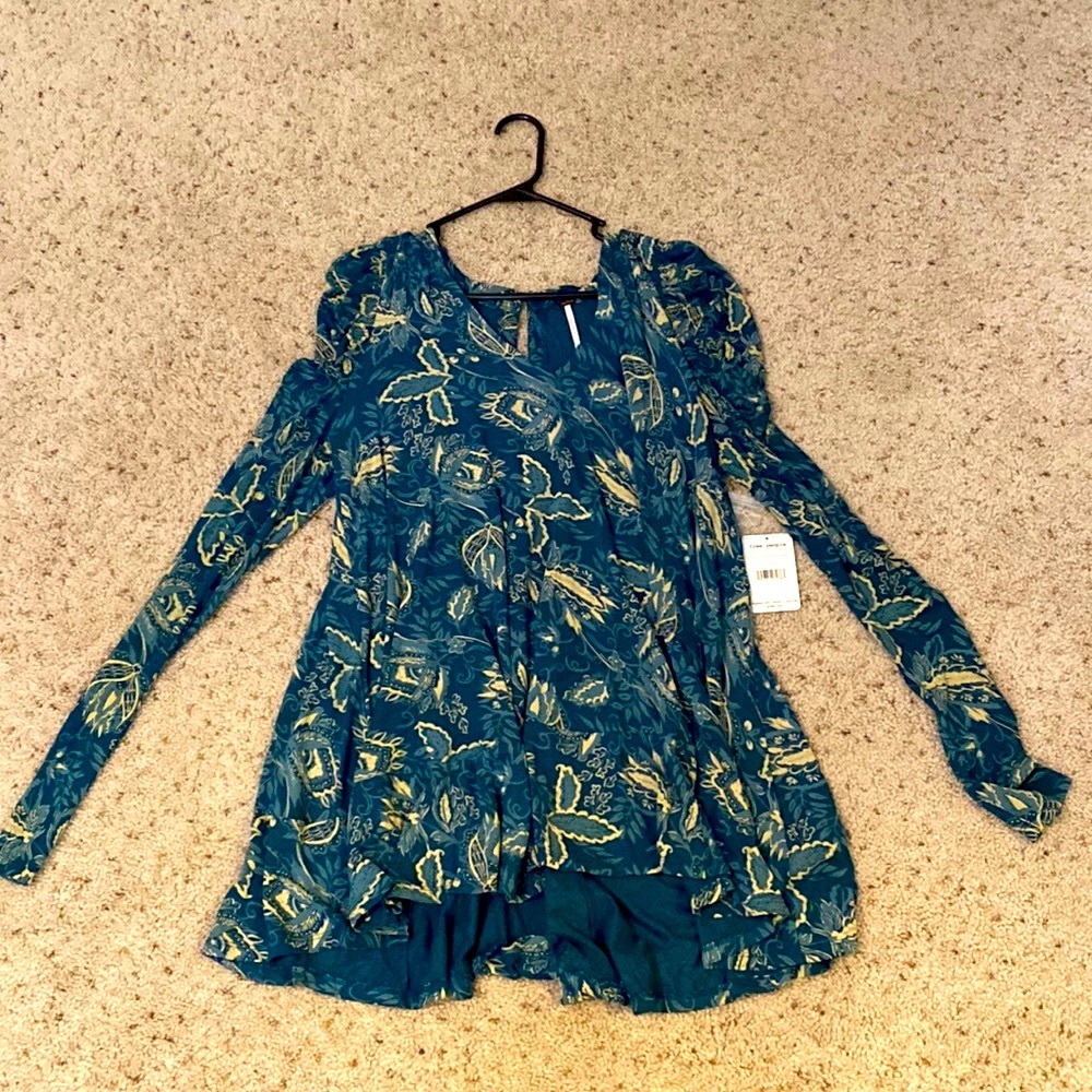 NWT Free Peoplelong sleeve mini dress, adorable peep hole back